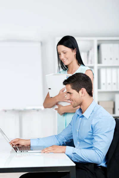 Zakelijke leidinggevenden op zoek op het computerscherm — Stockfoto