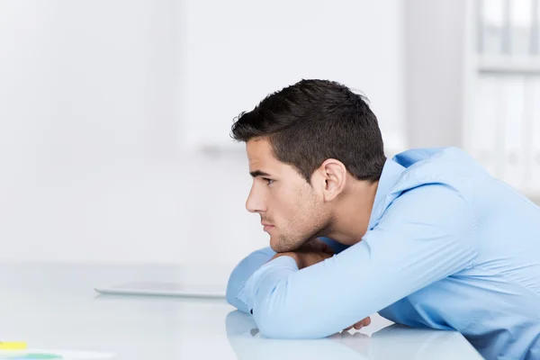 Thoughtful Businessman Looking Away While Leaning On Desk — Stock Photo, Image