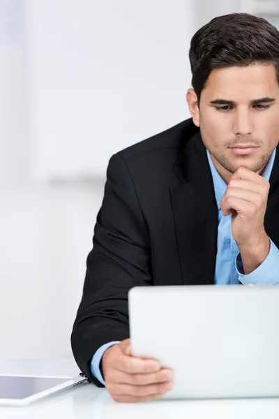 Zakenman lezen op zijn laptop — Stockfoto