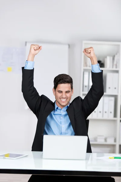 Hombre de negocios jubiloso —  Fotos de Stock