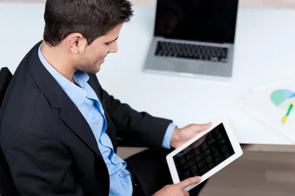 Zakenman lezen zijn tablet-pc — Stockfoto