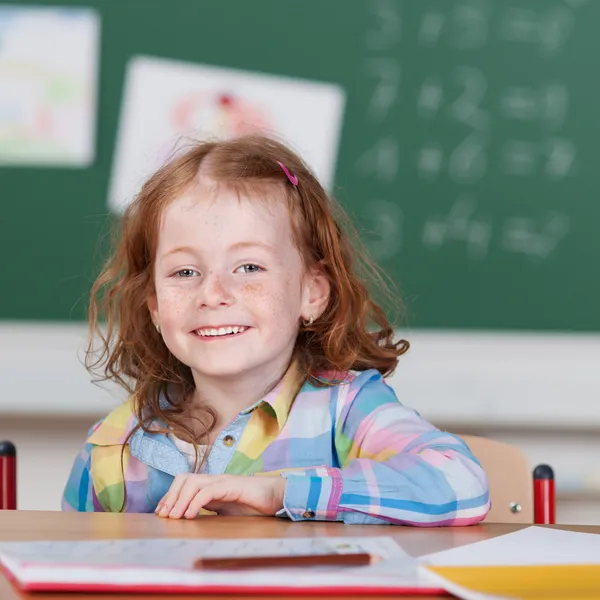 Joyeux jeune fille à l'école primaire — Photo