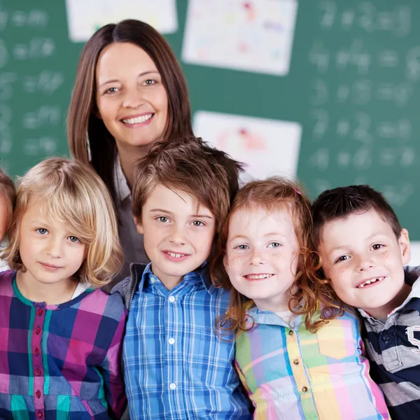 Gelukkig leraar en studenten — Stockfoto