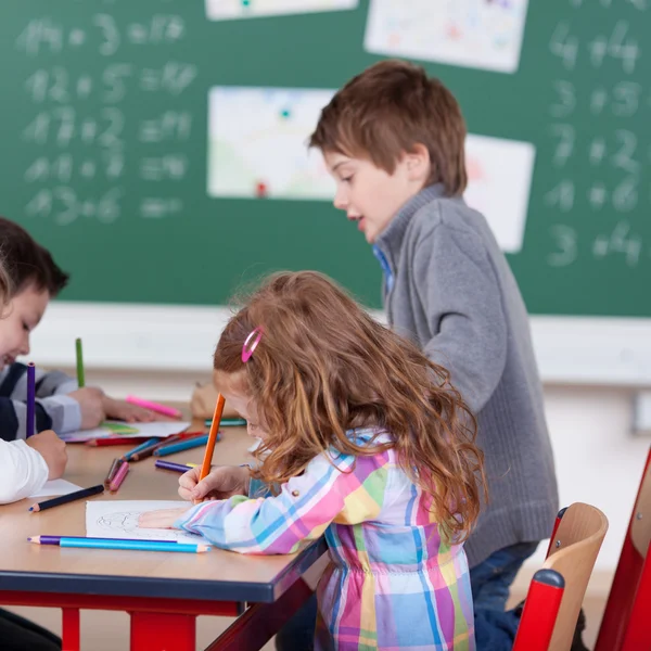 Ijverig schoolkinderen — Stockfoto