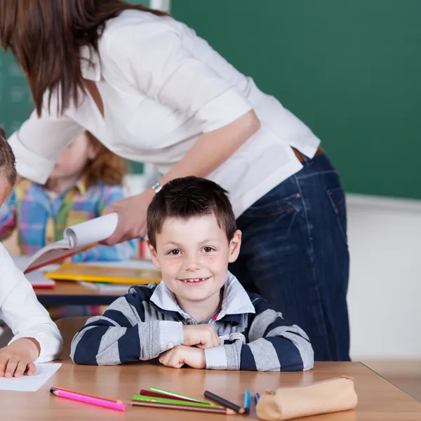 Estudiante masculino sonriente — Foto de Stock