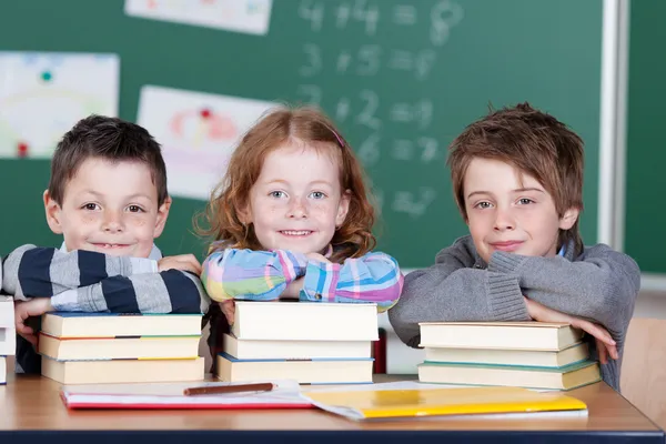 Kinderen met boeken — Stockfoto