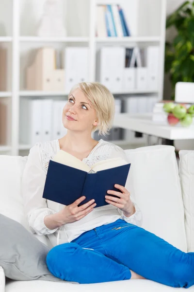 Jonge vrouw lezen boek — Stockfoto