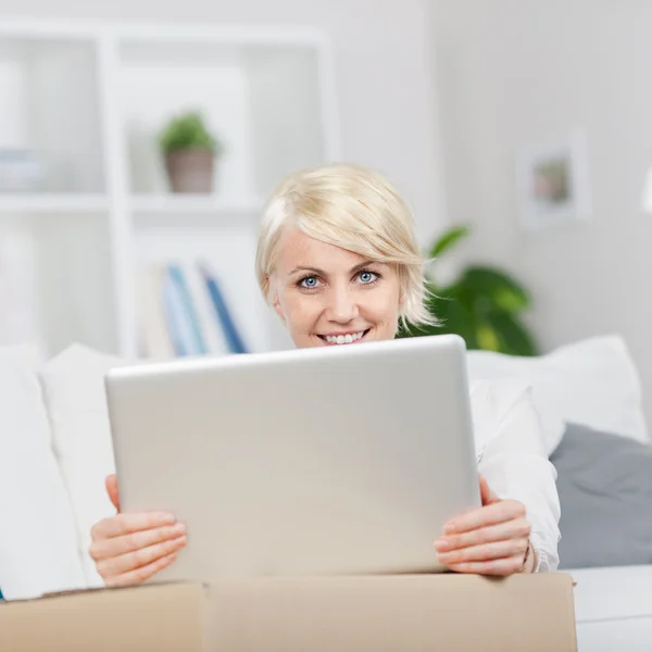 Mozgó dobozok és laptop nő — Stock Fotó