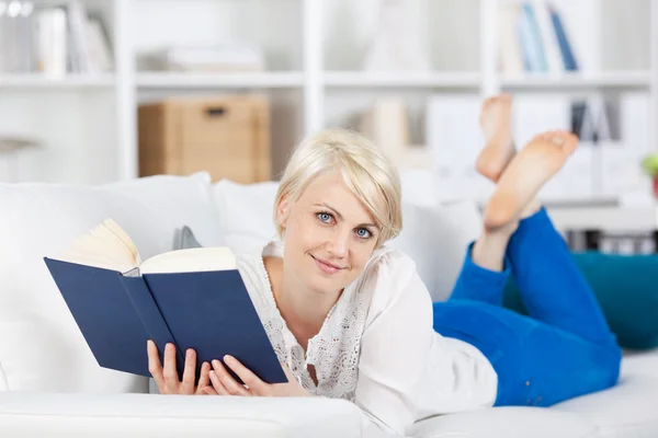 Charming woman reading a book — Stockfoto