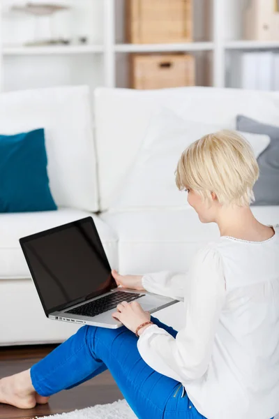 Frau arbeitet zu Hause mit Laptop — Stockfoto