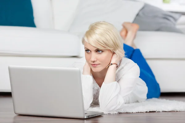 Female student working with laptop at home — Stock Photo, Image