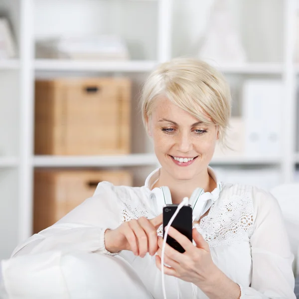 Bella donna con telefono cellulare e cuffie — Foto Stock