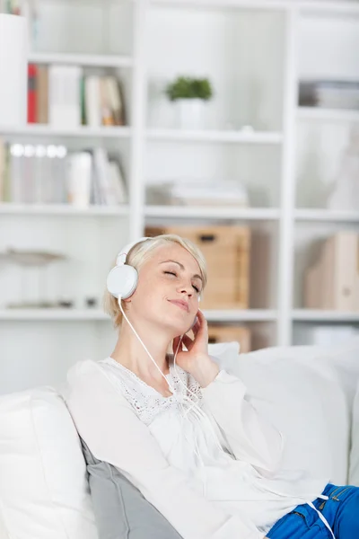 Vrouw luisteren naar muziek met gesloten ogen — Stockfoto