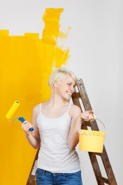 Mulher feliz pintura com cor fresca — Fotografia de Stock