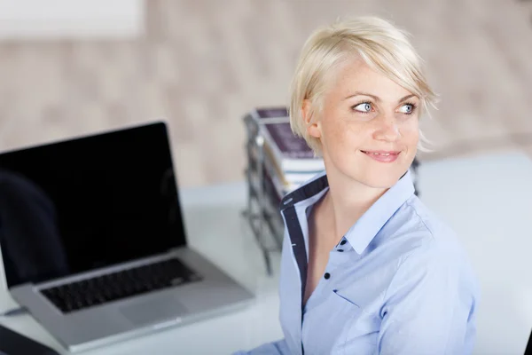 Vista ad alto angolo della donna d'affari che guarda lontano — Foto Stock