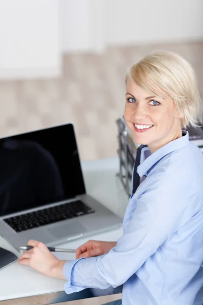 Hög vinkel syn på affärskvinna leende på skrivbord — Stockfoto