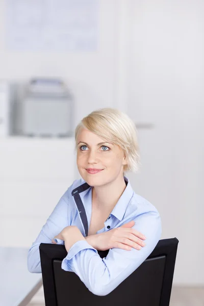 Primo piano di amichevole donna d'affari guardando in su — Foto Stock