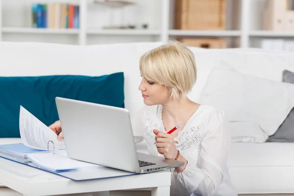 Donna con cartella e computer portatile a casa — Foto Stock