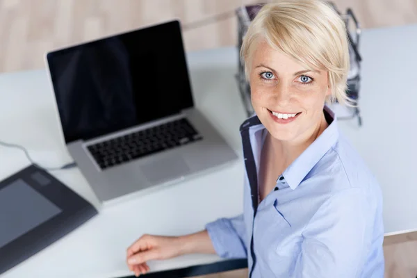 Empresária confiante sorrindo na mesa — Fotografia de Stock