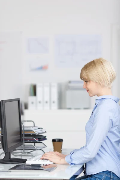 Affärskvinna som använder dator på kontoret — Stockfoto