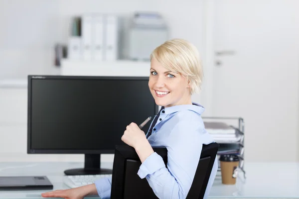 Säker affärskvinna leende på skrivbord — Stockfoto