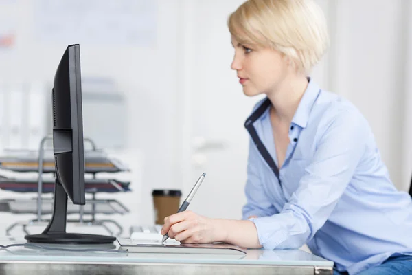 Kobieta grafik pracy na komputerze za pomocą rysunku pad — Zdjęcie stockowe