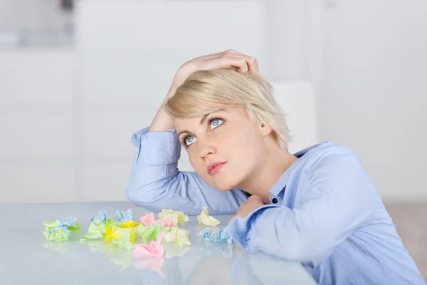 Thoughtful executive With Colorful Crumpled Paper Balls At Desk — Stock Photo, Image