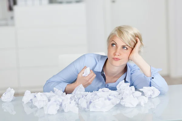 Nachdenklicher Manager mit zerknüllten Papierkugeln am Schreibtisch — Stockfoto