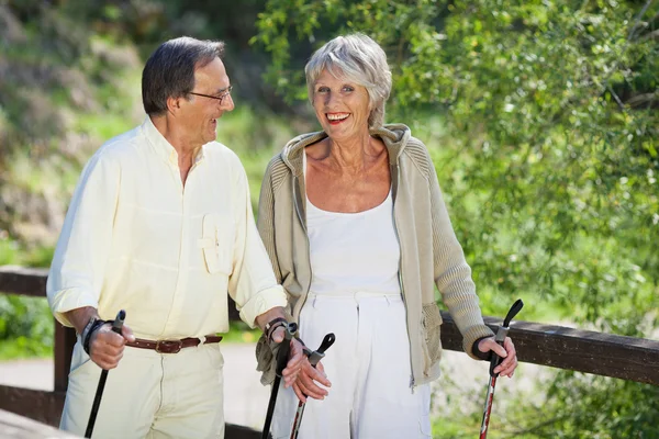 Donna anziana Trekking con marito nella foresta — Foto Stock