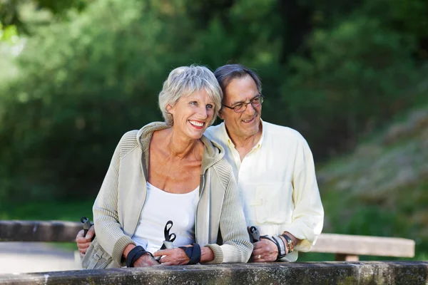 Senior koppel op zoek weg tijdens het wandelen — Stockfoto