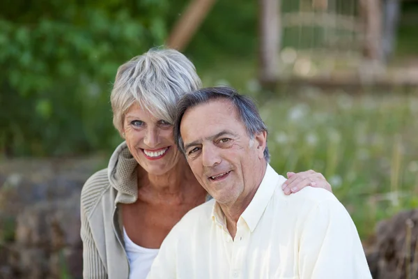 Felice anziano coppia sorridente in parco — Foto Stock