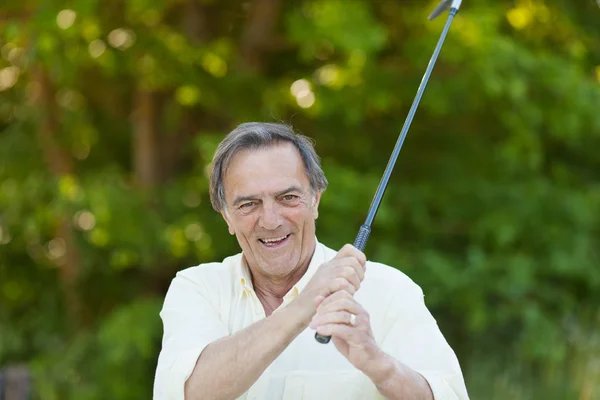 Senior Man Playing Golf In Park — Stock Photo, Image