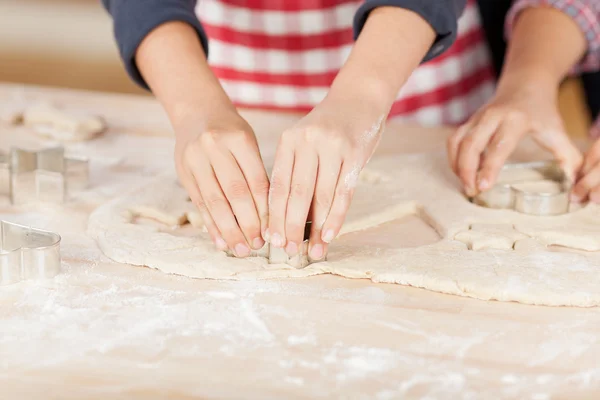 Lite händer förbereda cookies — Stockfoto
