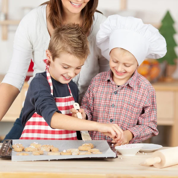 Familia feliz hornear galletas juntos — Foto de Stock