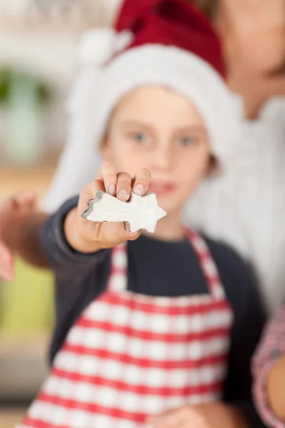 Junge zeigt Keks-Stern — Stockfoto