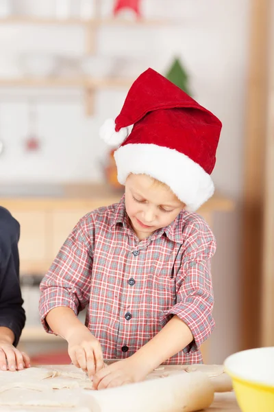 Netter kleiner Junge backt für Weihnachten — Stockfoto
