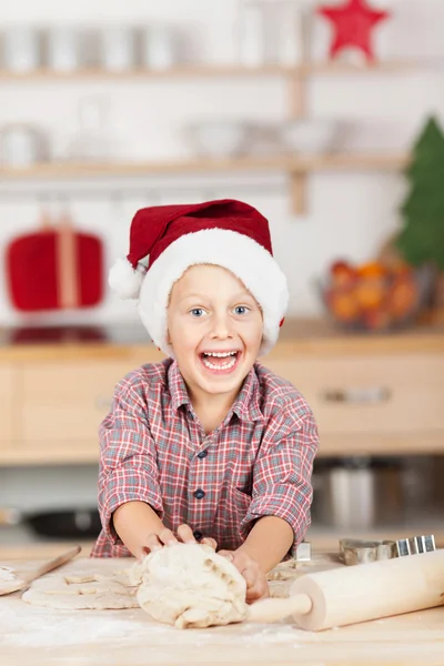 Маленький хлопчик з тістом на кухні — стокове фото