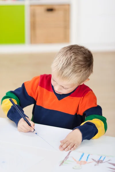 Αγόρι σχέδιο σε χαρτί στο τραπέζι — Φωτογραφία Αρχείου