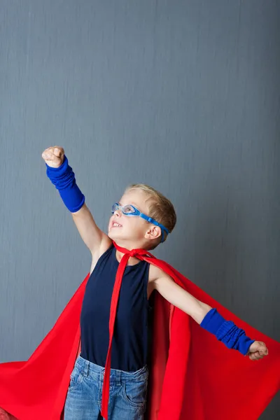 Jongen in super held kostuum te doen alsof om te vliegen — Stockfoto
