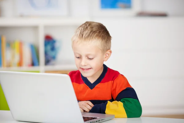 年轻男孩用一台笔记本电脑 — 图库照片