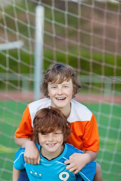 Amici che si divertono sul campo di calcio — Foto Stock