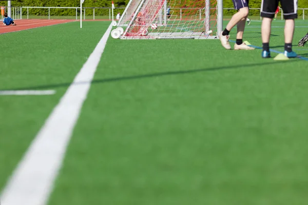 Chicos en el campo de fútbol — Foto de Stock