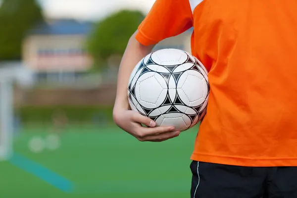 Junge hält Fußballball in der Hand — Stockfoto