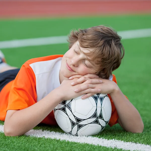 Teenager träumt auf Fußballplatz — Stockfoto