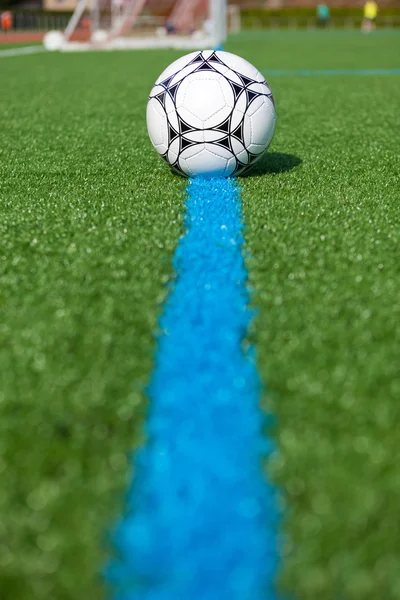 Piłki leżącej na sztucznej murawie — Zdjęcie stockowe