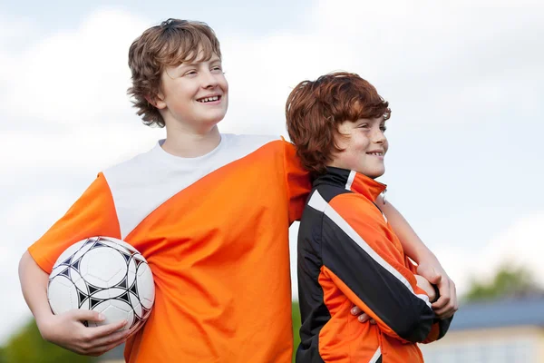 Deux coéquipiers à l'entraînement de football — Photo