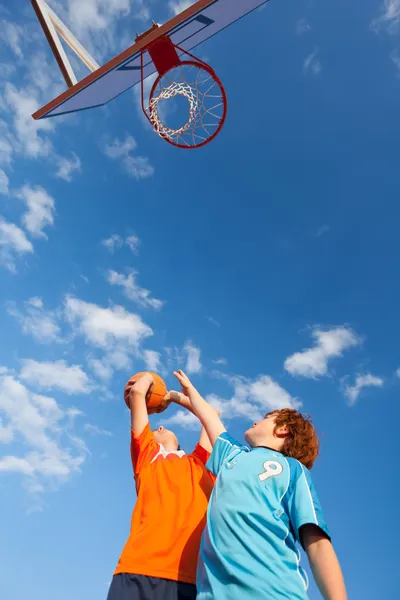 Garçons jouant au basket-ball contre ciel — Photo