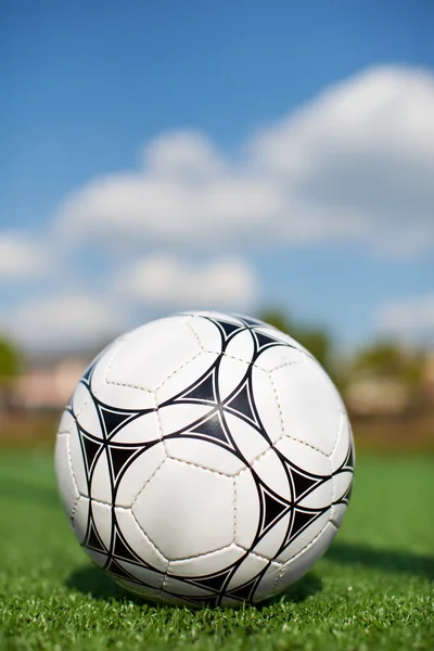 Balón de fútbol en el campo —  Fotos de Stock