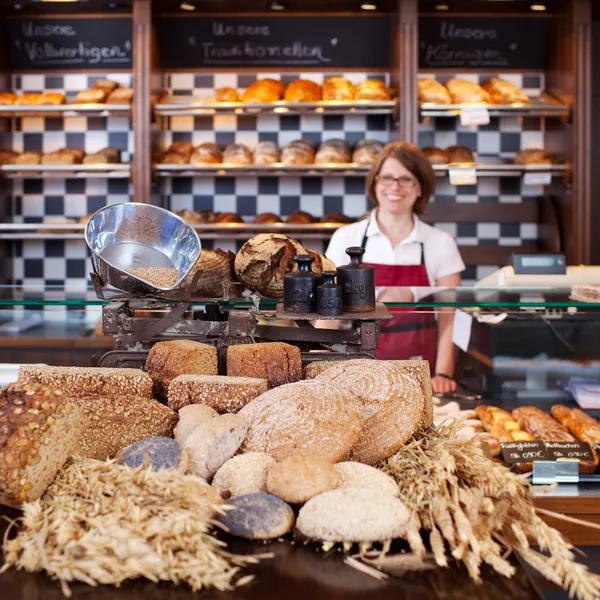 Travailleur souriant dans la boulangerie — Photo