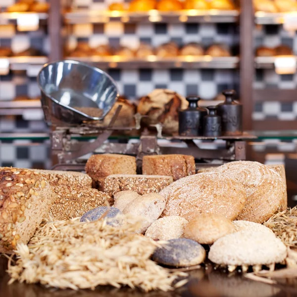 Brotpräsentation in der Backstube — Stockfoto